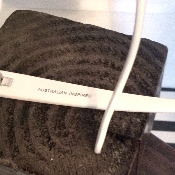 OFF WHITE OVERSIZED ACRYLIC FASHION SUNNIES - Picture 3 of 3